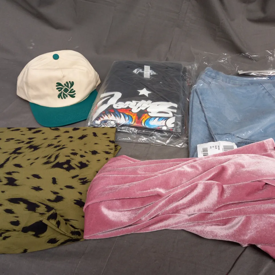 BOX OF APPROXIMATELY 25 ASSORTED CLOTHING ITEMS TO INCLUDE - HAT , DRESS , T-SHIRT ETC