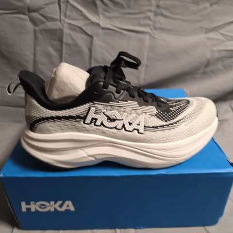 BOXED HOKA SKYFLOW TRAINERS - UK SIZE 5 - WOMENS