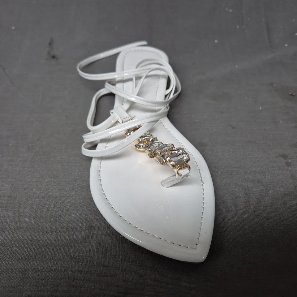 BOXED PAIR OF UNBRANDED TOE-POST FLAT SANDALS IN WHITE W. JEWEL EFFECT EU SIZE 38