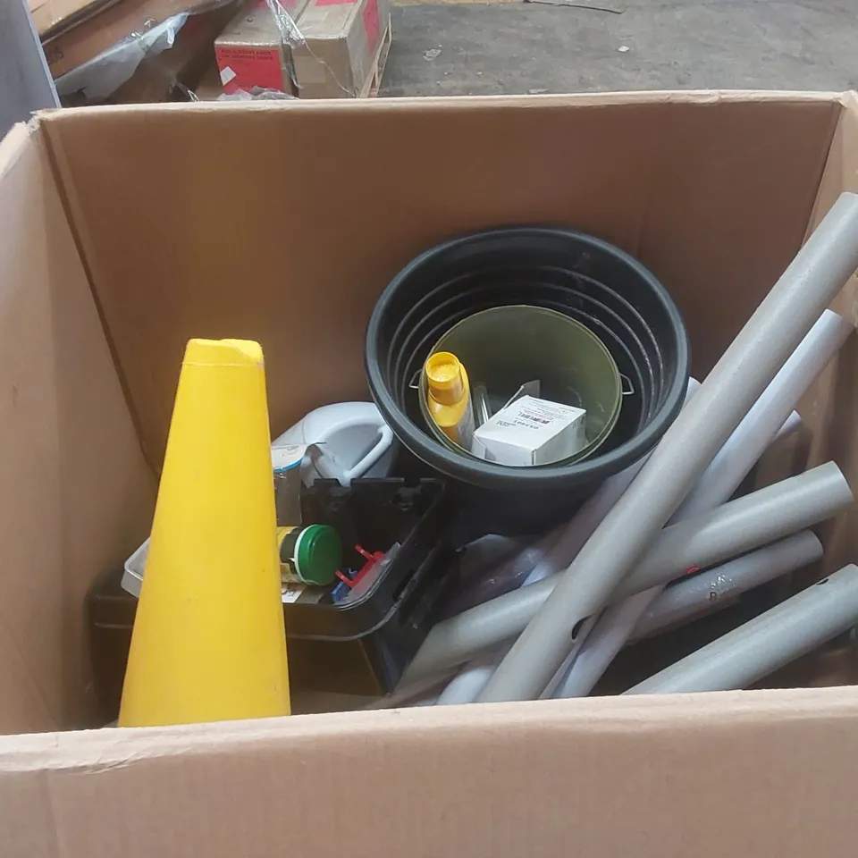 PALLET CONTAINING A VERY LARGE QUANTITY OF ASSORTED ITEMS INCLUDING: HAWKMOTO MINI QUAD BIKE SEAT, GARDEN ORNAMNET ECT