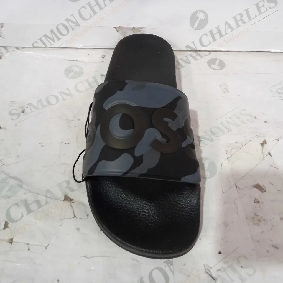 BOXED PAIR OF BOSS ARYEH SLIDERS IN BLACK/BLACK CAMO UK SIZE 9