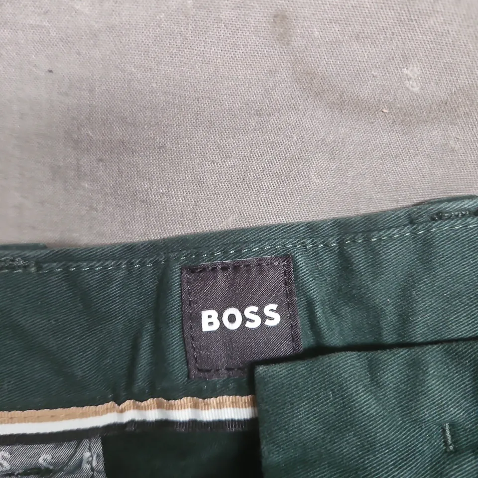 HUGO BOSS TROUSERS – OPEN GREEN, UK 42 (EU 52)
