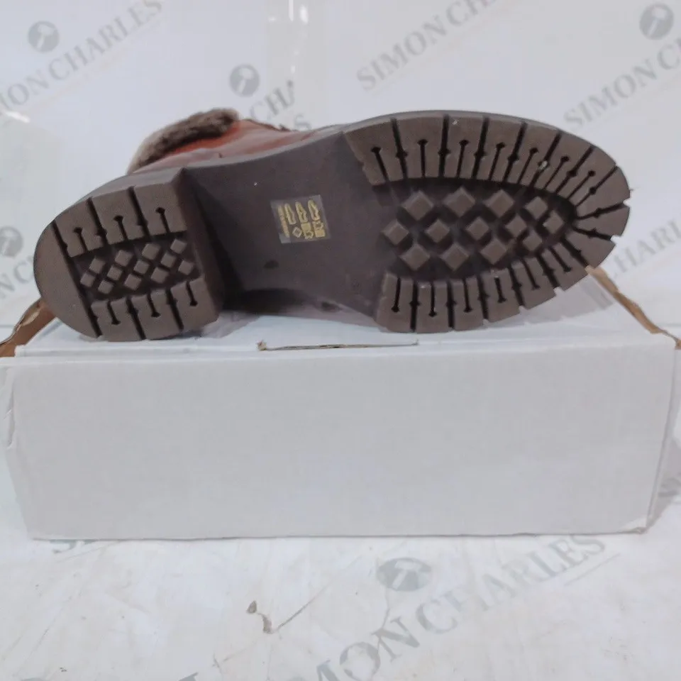 BOXED PAIR OF MODA IN PELLE HIKING BOOTS IN TAN SIZE 6