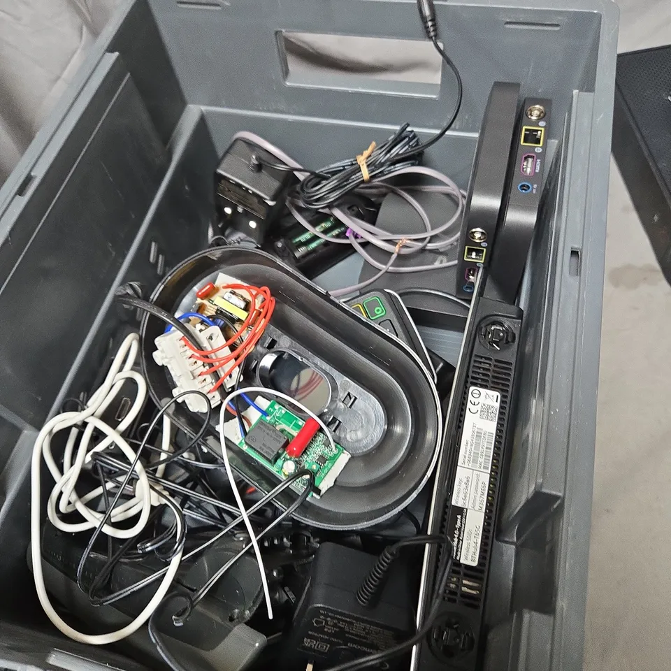 APPROXIMATELY 10 ASSORTED ITEMS INCLUDING SIGNAL EXPERT AND  SECURE KEY 