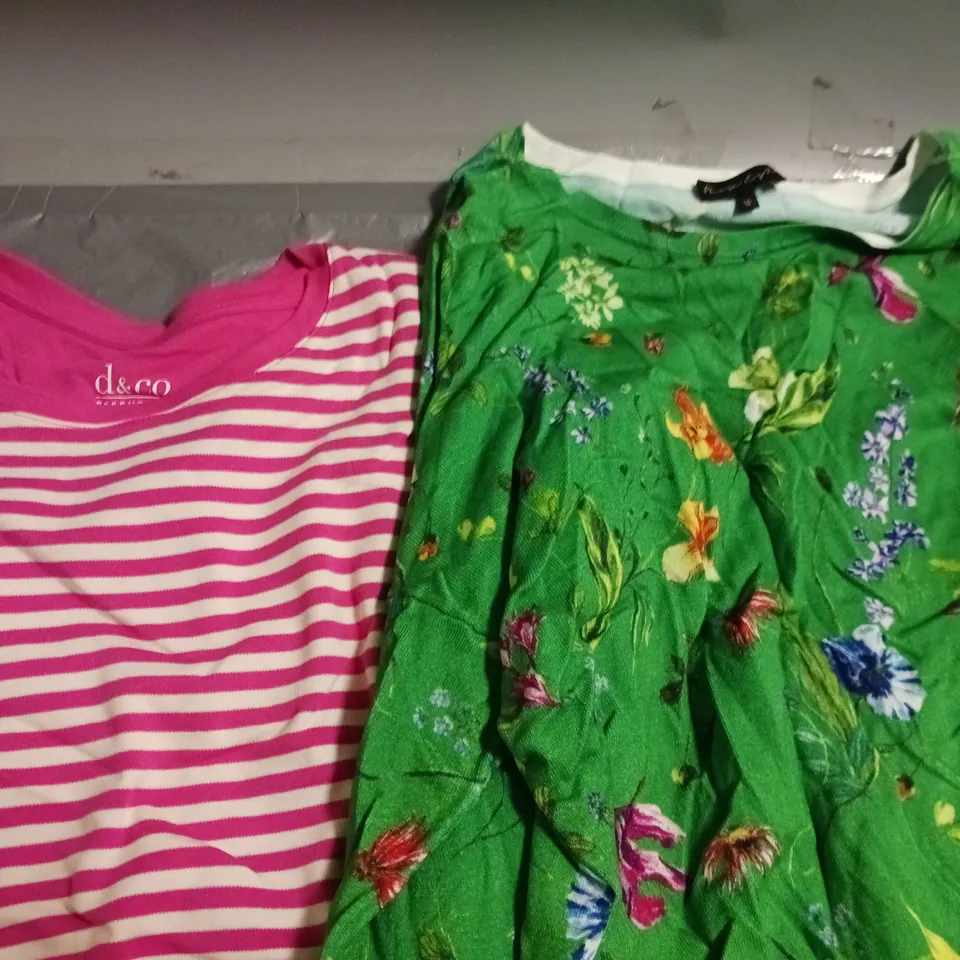 BOX OF APPROXIMATELY 10 ASSORTED CLOTHING AND FASHION ITEMS IN VARIOUS STYLES, SIZES, AND COLOURS / COLLECTION ONLY 