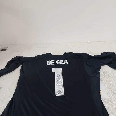 MANCHESTER UNITED DAVID DE GEA SIGNED FOOTBALL SHIRT WITH CERTIFICATE OF AUTHENTICITY IN BOX