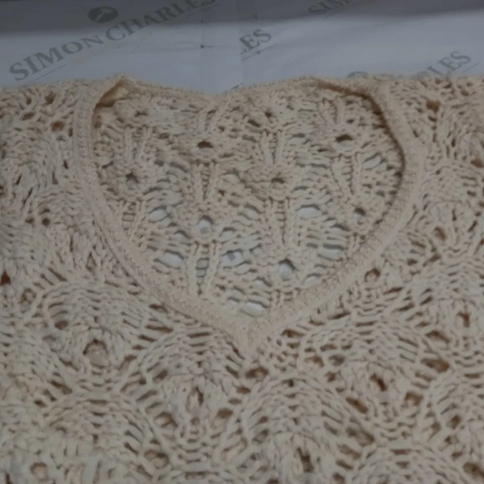LOT OF 7 CROCHET PULL V-NECK JUMPERS IN ECRU - SIZE UNSPECIFIED
