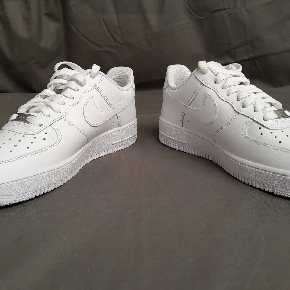 BOXED PAIR OF NIKE AIR FORCE 1 '07 WHITE TRIANERS SIZE UK 7