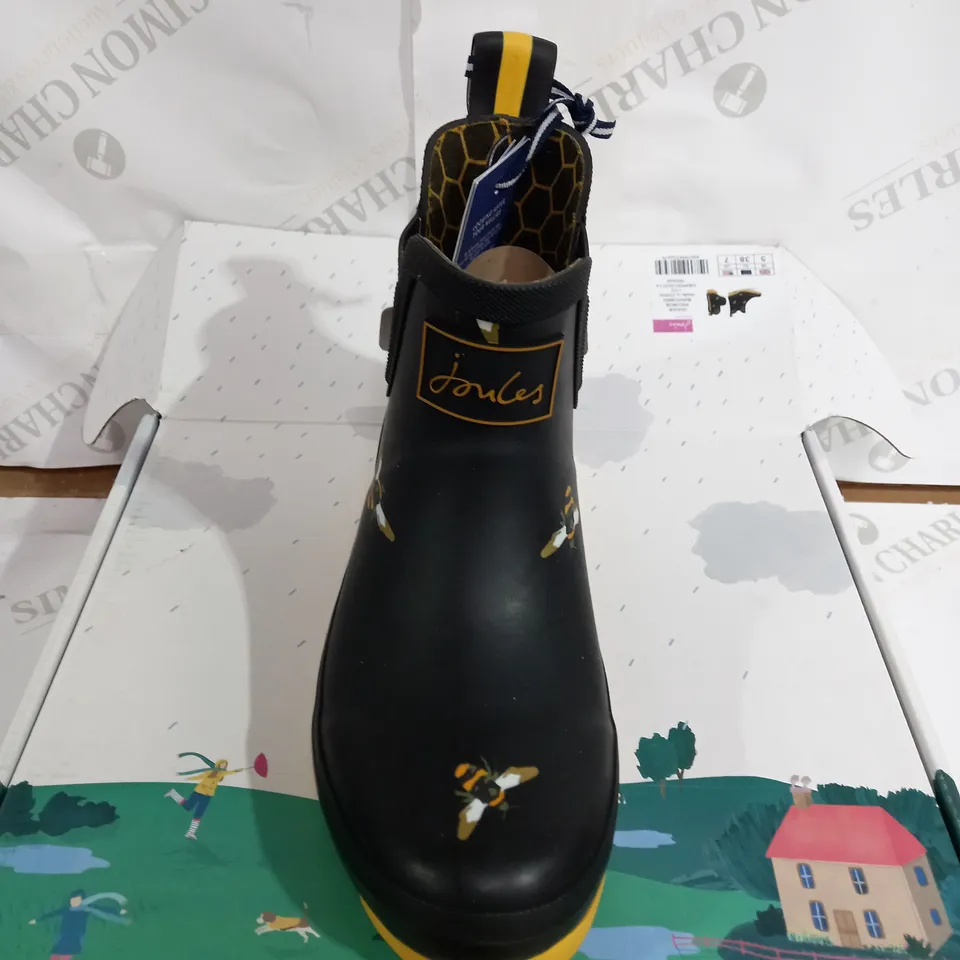 JOULES WELLIBOBS IN BLACK & YELLOW WITH BEES - SIZE 5