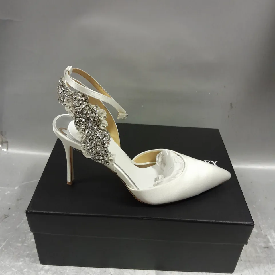 BOXED PAIR OF BADGLEY MISCHKA EMBELLISHED HEELS IN WHITE SIZE 9.5