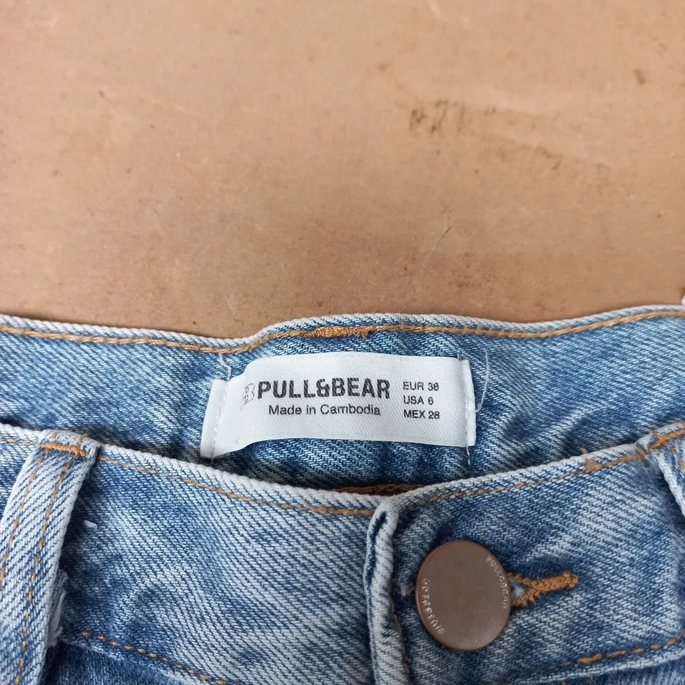 UK 10 PULL&BEAR MOM FIT DENIM SHORTS - LIGHT WASH, FRAYED HEM, EU 38