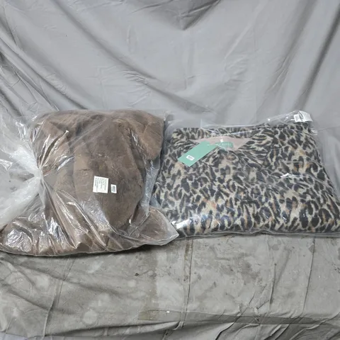 BOX OF APPROXIMATELY 12 ASSORTED CLOTHING ITEMS TO INCLUDE LA MAREY 