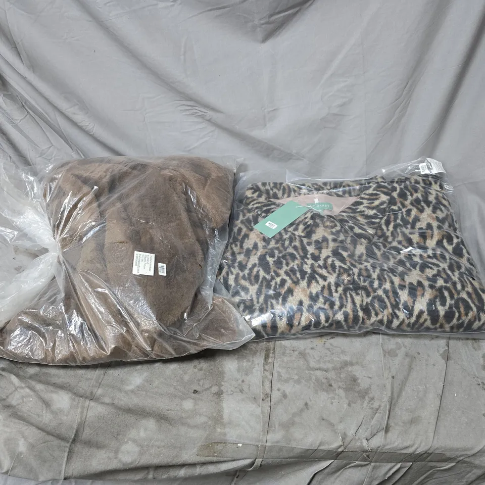 BOX OF APPROXIMATELY 12 ASSORTED CLOTHING ITEMS TO INCLUDE LA MAREY 