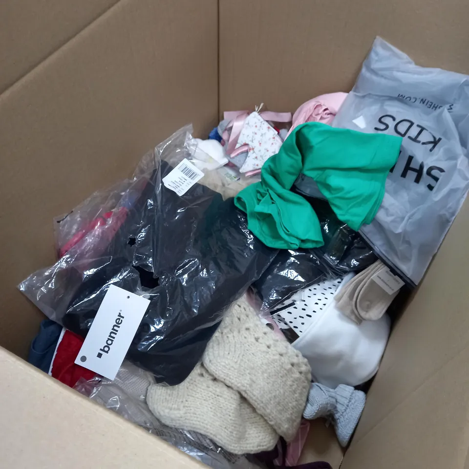 lot of clothes approximately 20 items to include t-shirts, polo shirt, shorts, hats etc
