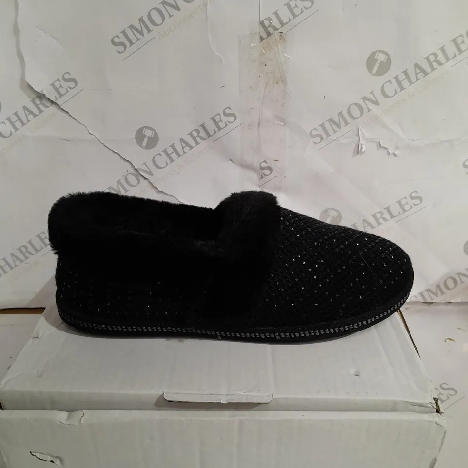 SKECHERS COZY SLIPPER BLACK - SIZE 7
