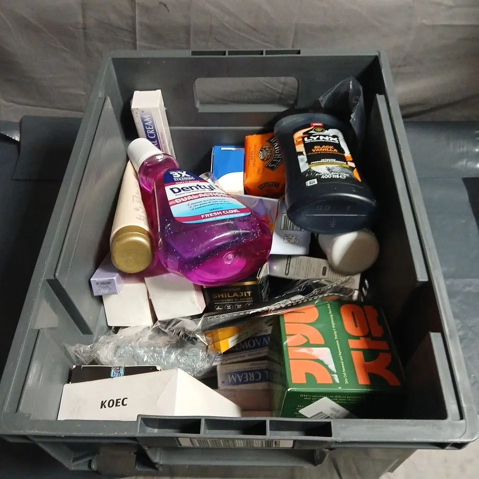 APPROXIMATELY 20 ASSORTED COSMETIC ITEMS TO INCLUDE LYNX, DENTYL, BULL DOG, CLOUD SURF MOISTURISER, AVON FAR AND AWAY ETC