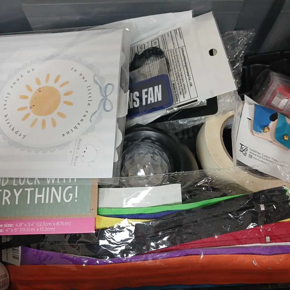 APPROXIMATELY 15 ASSORTED HOUSEHOLD ITEMS TO INCLUDE OCEAN REAM PROJECTOR, GOLF BALL, PRO BOND MAGICDRIP, ETC