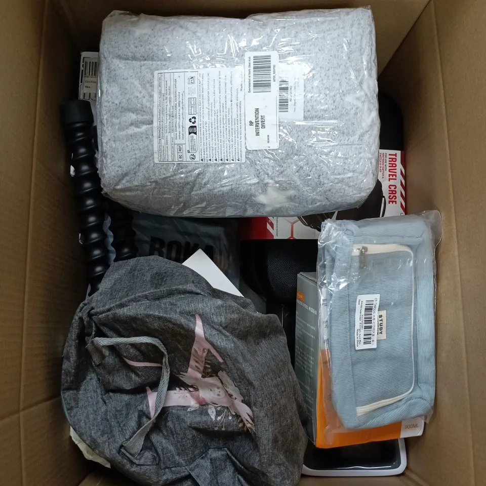 BOX OF APPROXIMATELY 10 ASSORTED ITEMS INCLUDING VENOM TRAVEL CASE FOR USE WITH NINTENDO SWITCH 2, SWITCH AND OLED, BRIVILAS INSULATED LUNCH BAG AND A STAINLESS STEEL LUNCH BOX