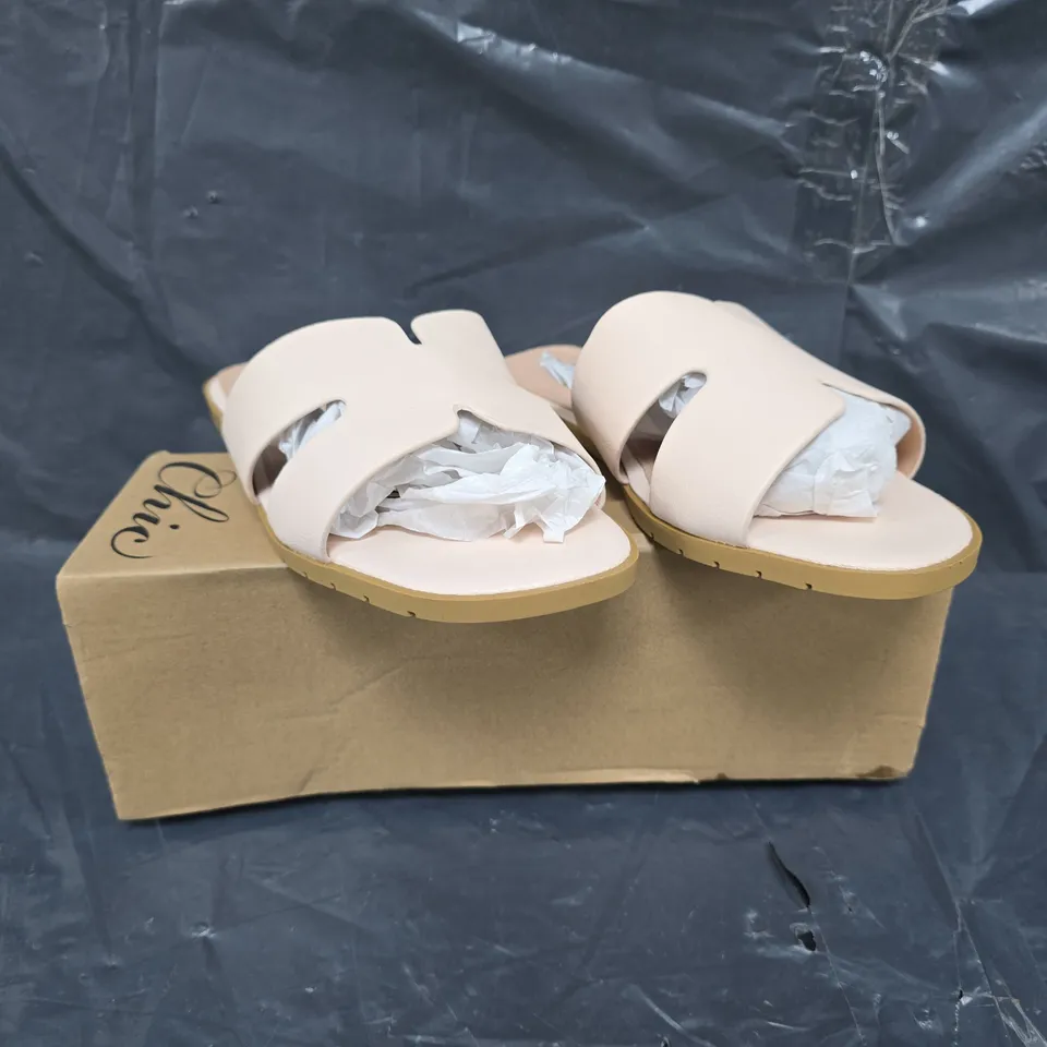 BOXED PAIR OF CHIC OPEN TOE SANDALS IN WHITE SIZE UK 7 