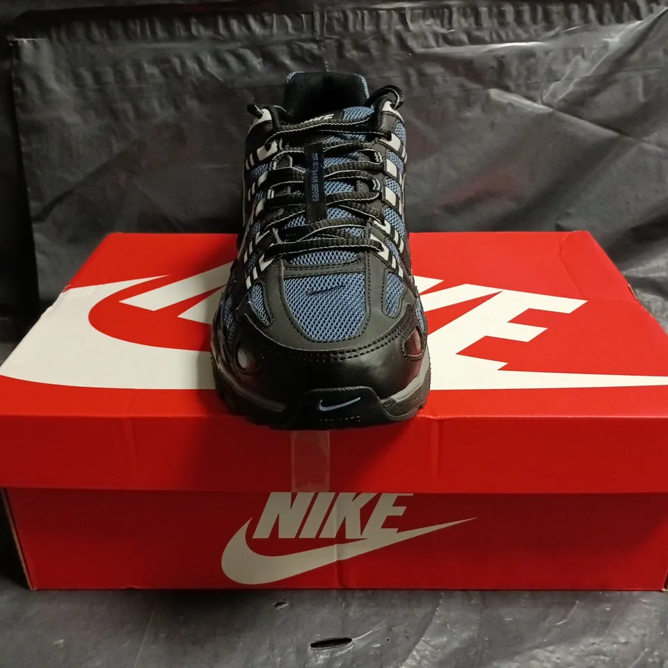 BOXED PAIR OF NIKE P-6000 TRAINERS IN BLACK/BLUE SIZE UK 10