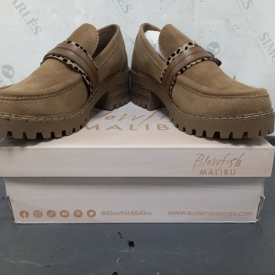 BOXED PAIR OF BLOWFISH MALIBU CHUNKY LOW BLOCK HEEL LOAFERS IN ALMOND SIZE 6