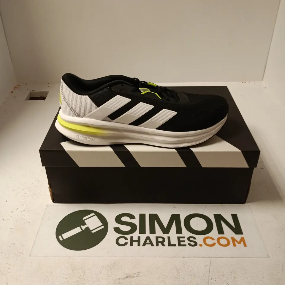 BOXED PAIR OF ADIDAS GALAXY 7 M TRAINERS IN BLACK/WHITE - UK 11