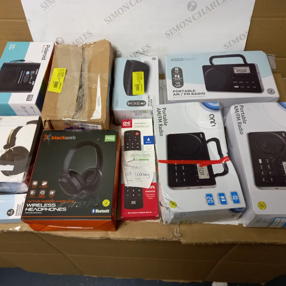 LOT OF APPROX. 10 ASSORTED TECH ITEMS TO INCLUDE RADIOS, HEADPHONES, TV REMOTE ETC