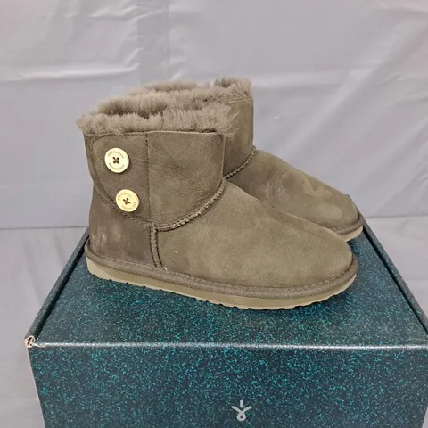 BOXED PAIR OF EMU AUSTRALIA WATER RESISTANT PACTION BOOTS IN DARK GREY - UK 4