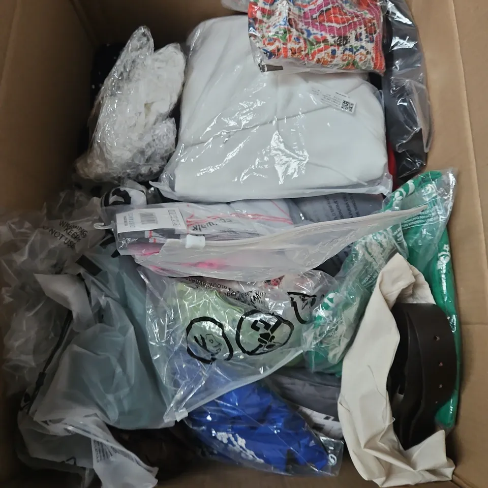 BOX OF APPROXIMATELY 20 ASSORTED CLOTHING ITEMS TO INCLUDE - CARDIGAN, TANK TOP, SHIRT, ETC