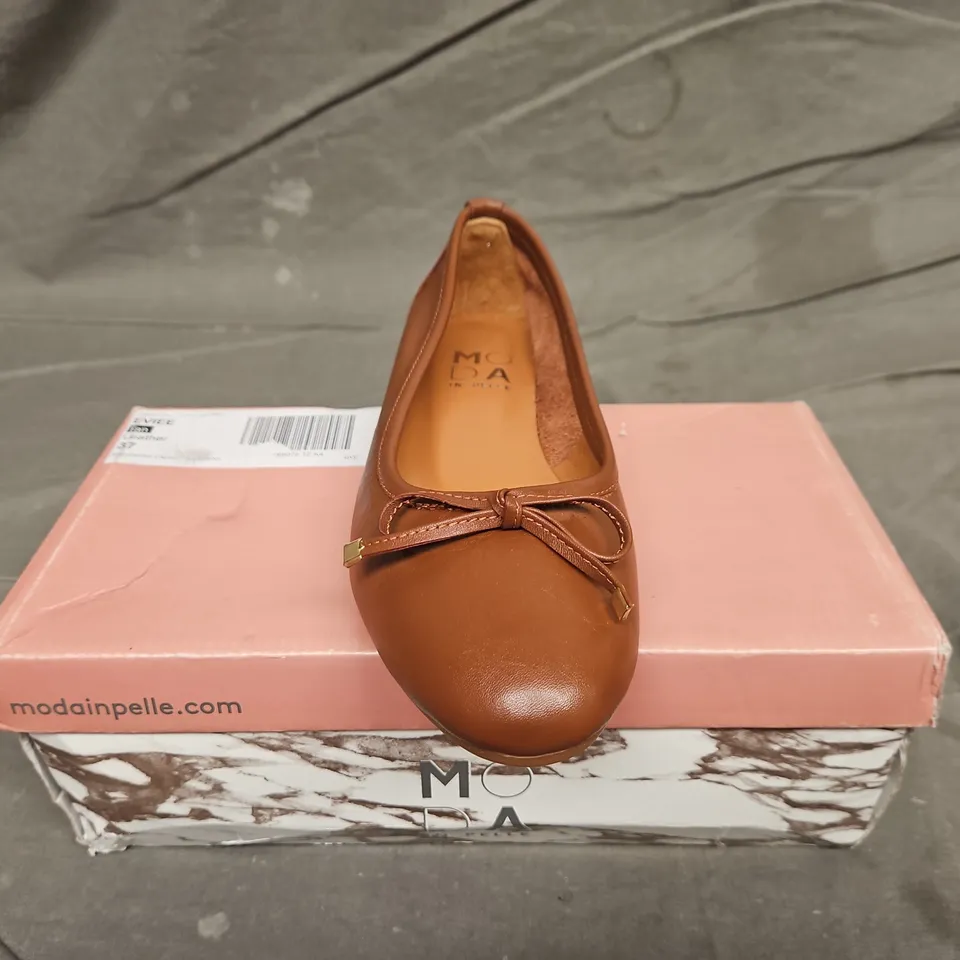 BOXED PAIR OF MODA IN PELLE EVIEE BOW DETAIL UNLINED BALLERINA SHOE - UK SIZE 37