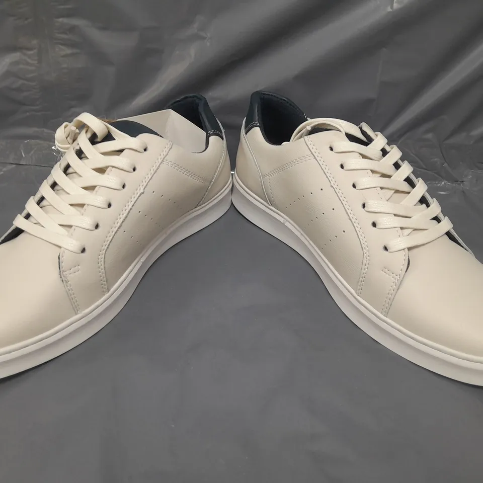 PAIR OF HUSH PUPPIES SHOES IN OFF WHITE/NAVY UK SIZE 6