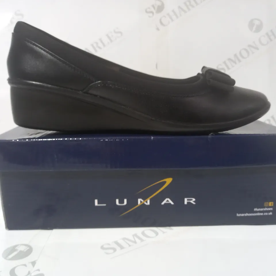BOXED PAIR OF LUNAR SLIP-ON LOW WEDGE SHOES IN BLACK W. BOW DETAIL UK SIZE 8