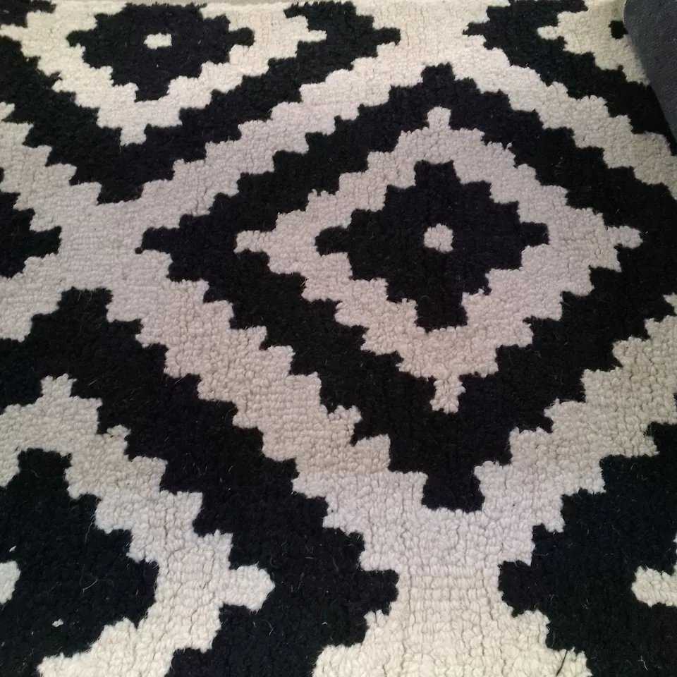 DRUBIN HAND TUFTED WOOL BLACK RUG 2'X3'