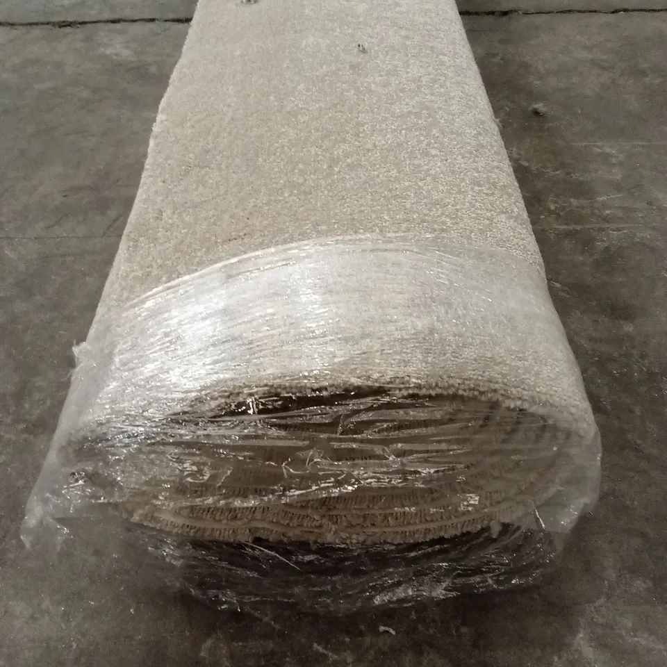 ROLL OF QUALITY LUXURIANT PEBBLEDASH PARCHMENT CARPET // APPROX SIZE: 2.15 x 4m