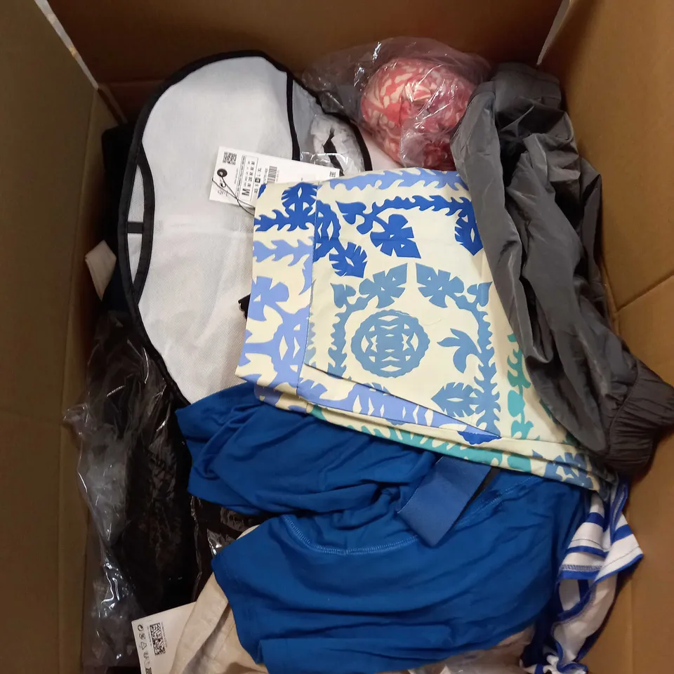 BOX OF APPROX 35 ASSORTED CLOTHING ITEMS TO INCLUDE - DRESSES, T-SHIRTS AND TROUSERS