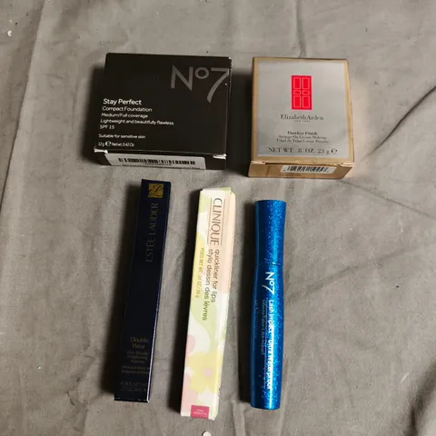 LOT OF 5 ASSORTED COSMETIC PRODUCTS TO INCLUDE - N07 STAY PERFECT COMPACT FOUNDATION - ESTEE LAUDER DOUBLE WEAR MASCARA - ELIZABETH ARDEN FLAWLESS FINISH SPONGE-ON CREAM MAKEUP - ETC