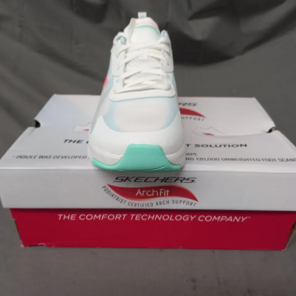 BOXED PAIR OF SKECHERS ARCH FIT TRAINERS IN WHITE/BLUE SIZE 8
