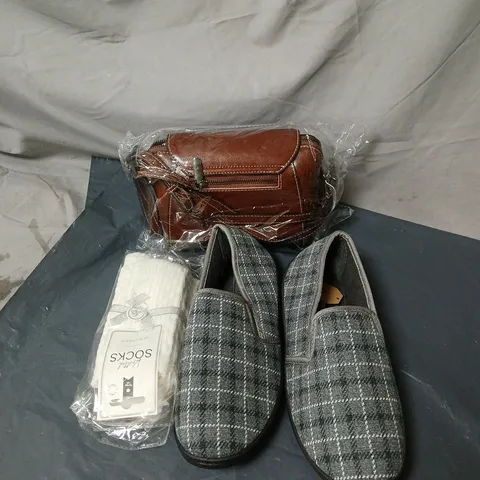 BOX OF APPROXIMATELY 15 ASSORTED ITEMS TO INCLUDE SOCKS, SLIPPERS, HANDBAG ETC