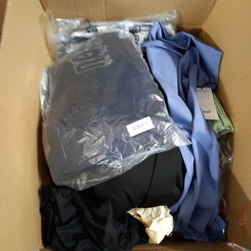 BOX OF APPROX 35 ASSORTED CLOTHING ITEMS TO INCLUDE - DRESSES, T-SHIRTS AND TROUSERS
