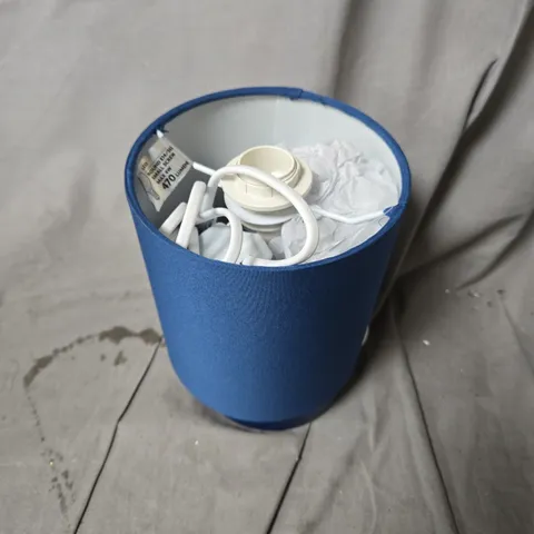 APPROXIMATELY 9 ASSORTED HOUSEHOLD ITEMS INCLUDING TABLE LAMP AND HANDHELD SHOWERHEAD 