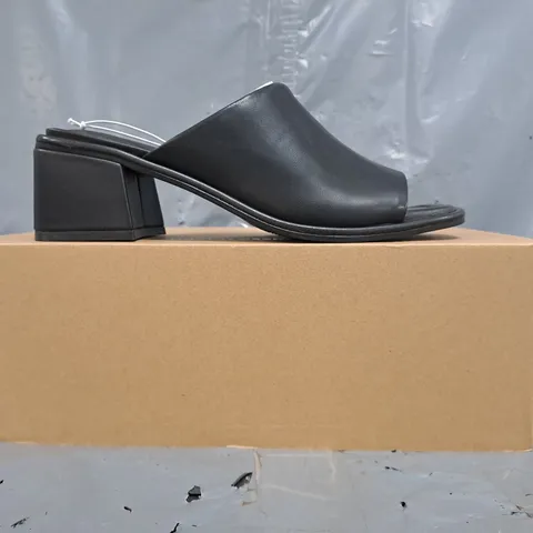 BOXED PAIR OF AMAZON ESSENTIALS OPEN TOE LOW BLOCK HEEL SHOES IN BLACK SIZE UK 4.5 (US 7)