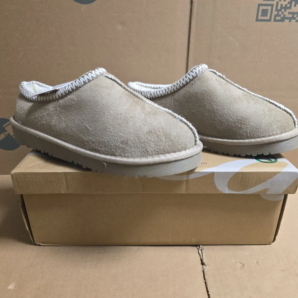 BOXED PAIR OF ELLA KELLY SHOES IN BEIGE SIZE 3
