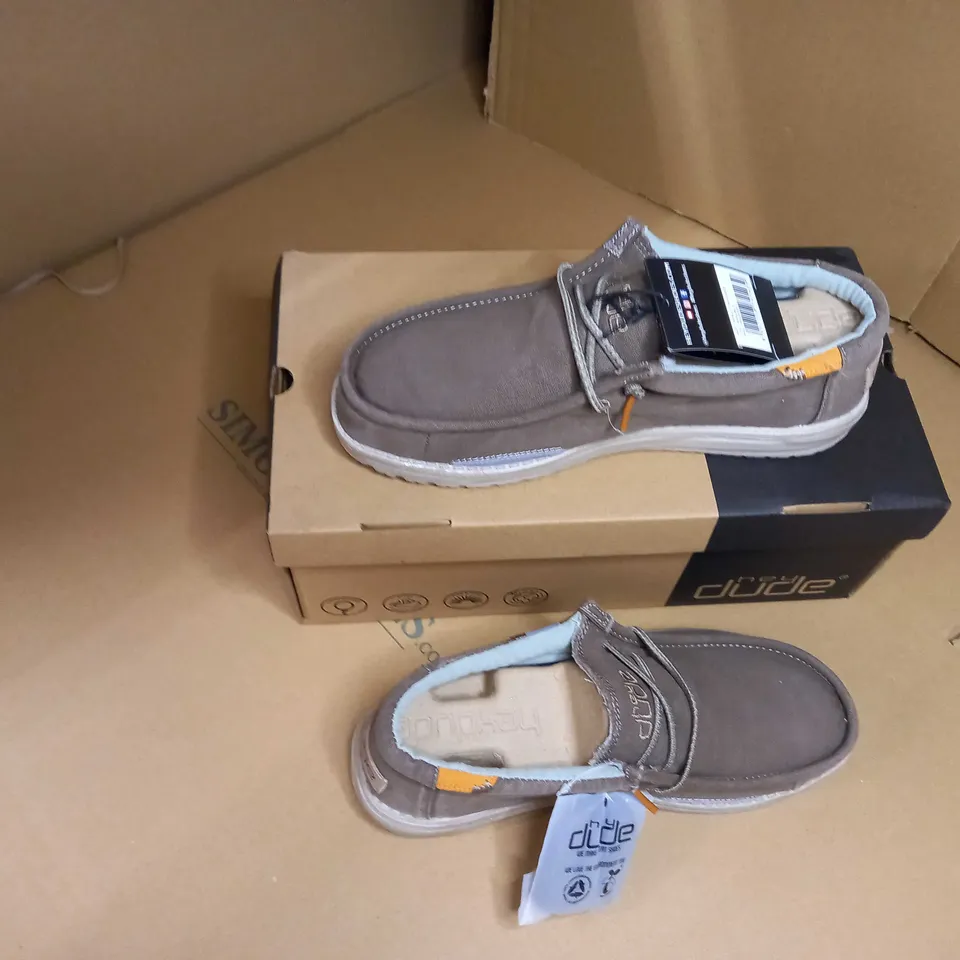 BOXED PAIR OF HEY DUDE WALLY WASHED WALNUT FABRIC TRAINERS - SIZE 7