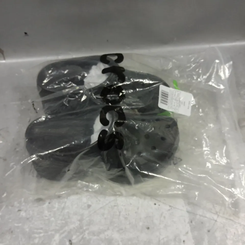 BAGGED PAIR OF CROCS SIREN CLOG BLACK UK M4/W5