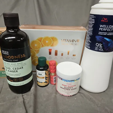 APPROXIMATEY 20 HEALTH AND BEAUTY PRODUCTS TO INCLUDE - DR SAUATCH SOAP - GOODNESS BODY WASH - THE BODY SHOP GINGER - ETC