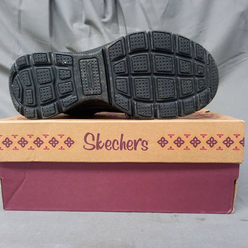 BOXED PAIR OF SKECHERS EASY GOING BOOTS IN BLACK SIZE 6