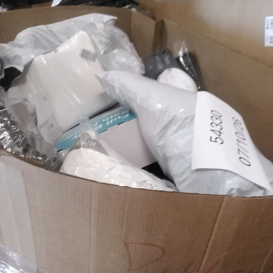 PALLET CONTAINING A LARGE QUANTITY OF PILLOWS