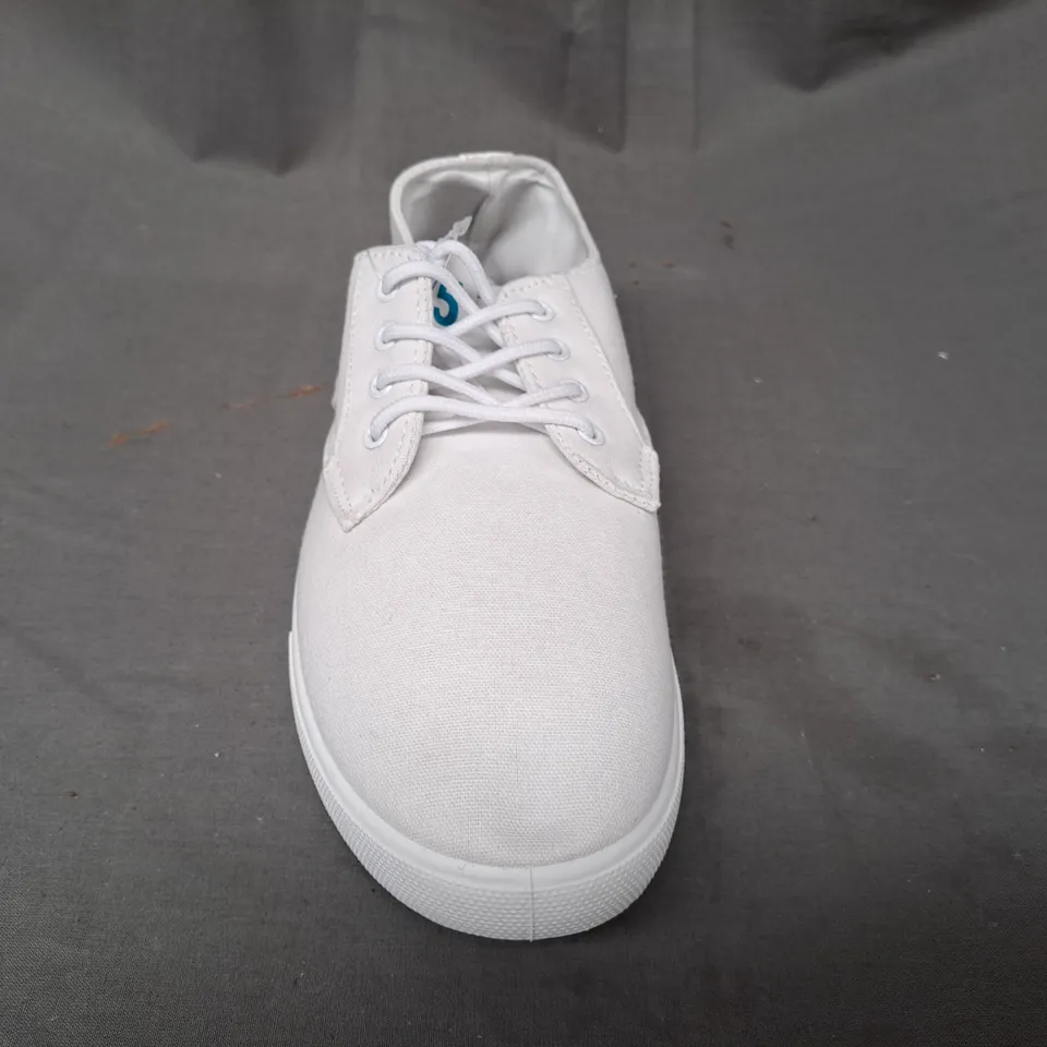 BOX OF APPROXIMATELY 10 PAIRS OF DESIGNER SHOES IN WHITE IN VARIOUS SIZES