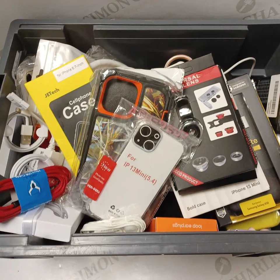 LOT OF APPROXIMATELY 20 PHONE ACCESSORIES AND ELECTRICALS TO INCLUDE GLASS SCREEN PROTECTORS, 10000MAH PORTABLE POWER BANK, USB TO LIGHTNING CONNECTOR, ETC