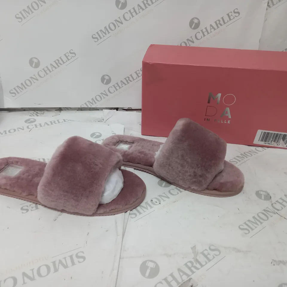 MODA IN PELLE PINK SLIPER SLIDES SIZE 7 